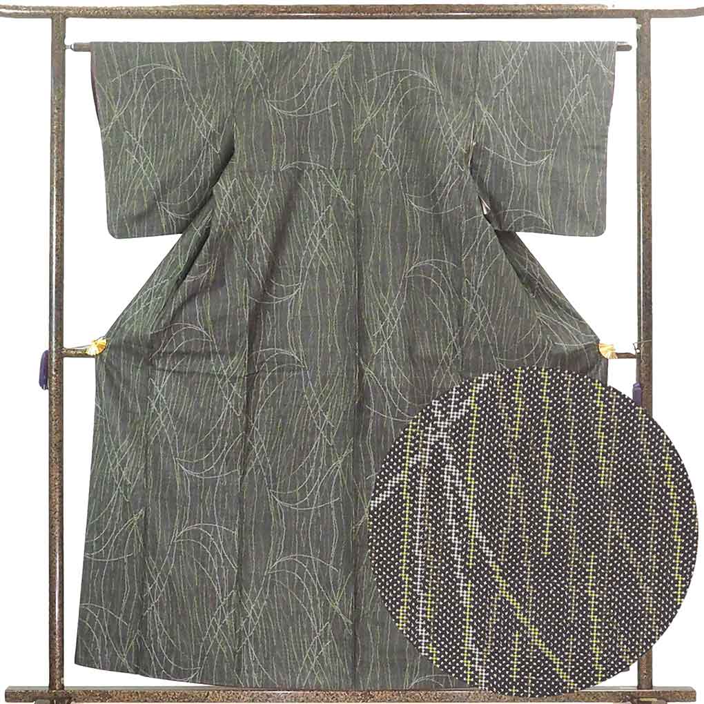 【中古】紬 リサイクル着物 身丈159cm 裄63cm 前幅24cm 後幅28cm 袖丈49cm 正絹（シルク） レディース 袷仕立 秋冬春用 黒地 裄Mサイズ 美品 リユース｜リサイクル着物 呉服のきくや