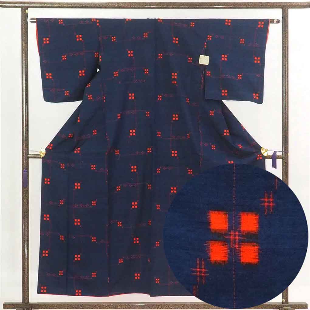 【中古】紬 リサイクル着物 身丈156cm 裄62cm 前幅24cm 後幅29cm 袖丈48cm 正絹（シルク） レディース 袷仕立 秋冬春用 紺地 裄Sサイズ 美品 リユース｜リサイクル着物 呉服のきくや