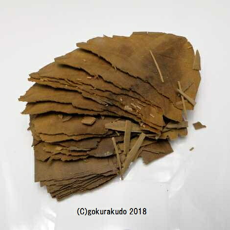 御香（お香）/白壇原木の『切り葉』（150ｇ）｜仏壇　仏具　数珠　極楽堂