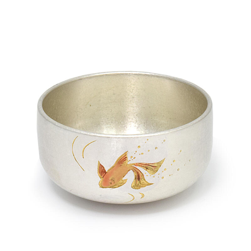 【おりん】金魚彫り／銀バレルお鈴【2寸／内径約6cm】【日本製】お鈴 綺麗 きれい 小さい かわいい おしゃれ モダン ミニ コンパクト お仏具 鳴り物 現代仏具 手元供養 ミニ仏壇用 金魚 縁起物 風水｜ごくらくや 16,167円