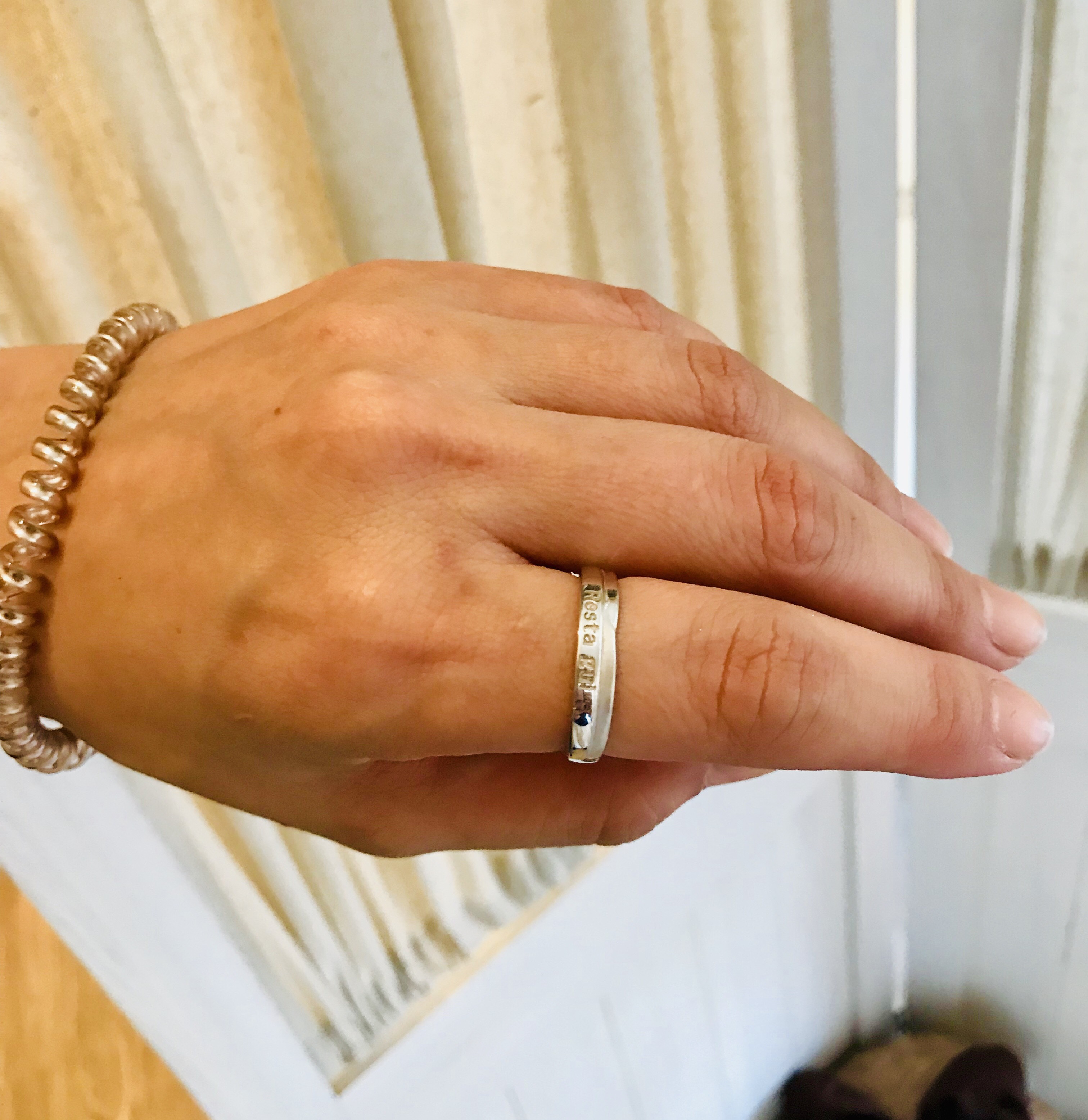 楽天市場 送料込み 選べる14サイズ つや消しで上品な指輪 指輪 プレゼント メッセージ入り 結婚指輪 普段使い シルバーリング ペアリング シルバー おしゃれ 23号 大きいサイズ お揃い かわいい 可愛い プレゼント シルバー925 名入れ無料 19juuku 19juuku