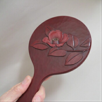 デイリー度合一個レベル勝取る 鎌倉彫 銀鏡 手鏡 樹木 国産 たけなわ 大きい上品さ 付届フィット可 木製 木彫 漆器 椿 あやめ 花ショウブ クリスマス 差し上げ物 おくり物ご降誕月日 上書日 垂乳根の日 敬老の日 成獣セレモニー 金婚式 銀婚式 還暦 古希 言い慣わし工芸品