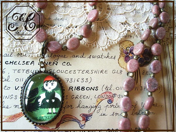 海外輸入 楽天市場 送料無料 Hortensia 59 赤ずきん オオカミの名演技 天然石 童話モチーフのドイツのヴィンテージ切手 ピンブローチにもなる2wayロングネックレス ロードナイト Rcp 海外切手 童話 メルヘン 絵本 首飾り ハンドメイド 日本製 青い