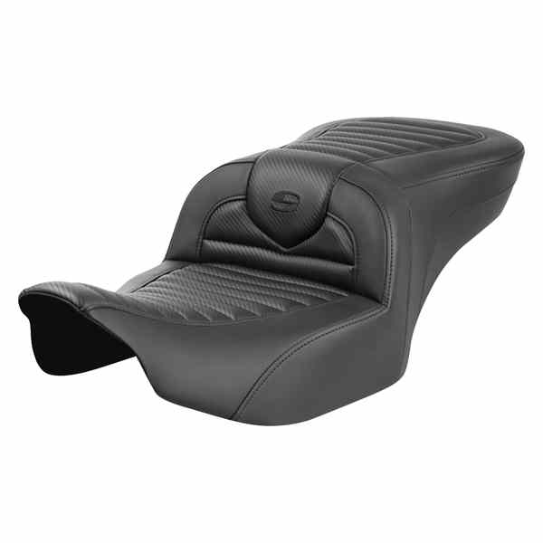 取寄せ ロードソファ シート - バックレストなし - タック＆ロール - カーボンファイバー - FLTR/FLHX 23-24 サドルマン Roadsofa? Seat - without Backrest - Tuck-n-Roll - Carbon Fiber - FLTR/FLHX '23-'24 823-07-20400 DRAG 08011773