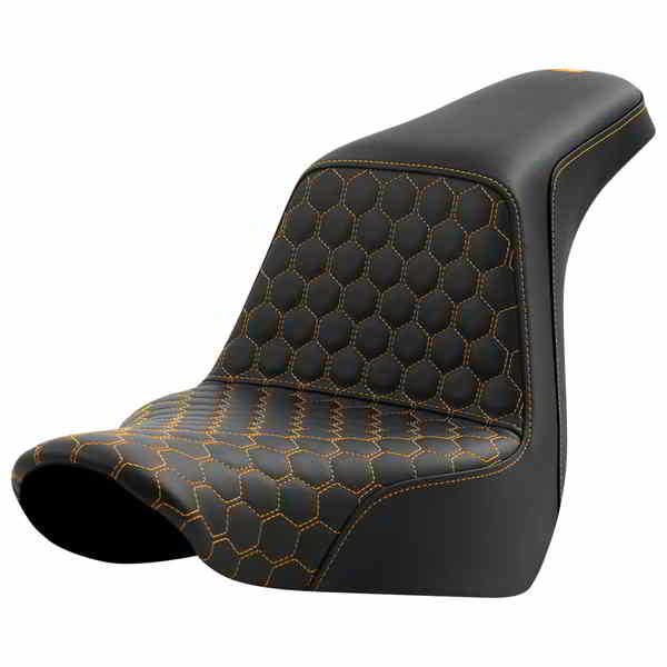 取寄せ ステップアップシート - ハニカム - ゴールドステッチ - FL/FX 18-24 サドルマン Step-Up Seat - Honeycomb - Gold Stitching - FL/FX '18-'24 818-29-17707 DRAG 08021584|ハーレーパーツデポ