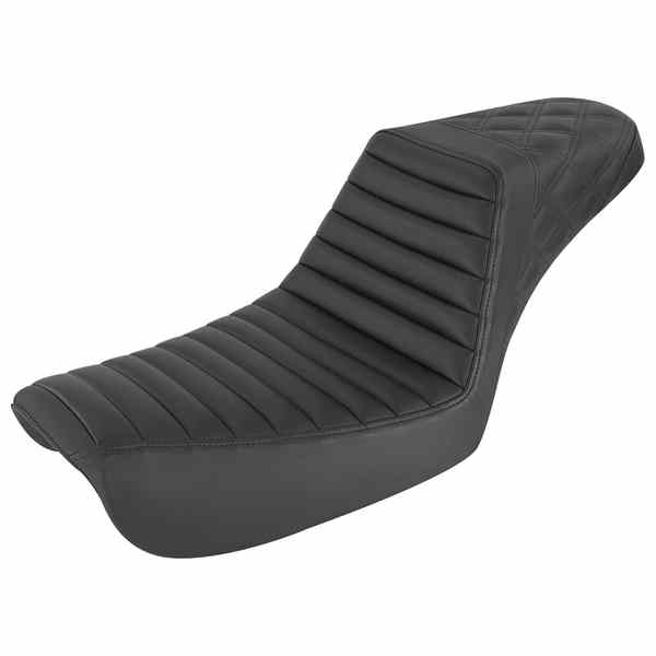 取寄せ ステップアップシート - フロントタック＆ロール/リアラティスステッチ - ブラック - FXD サドルマン Step-Up Seat - Front Tuck-n-Roll/Rear Lattice Stitch - Black - FXD 804-04-176 DRAG 08030656｜ハーレーパーツデポ