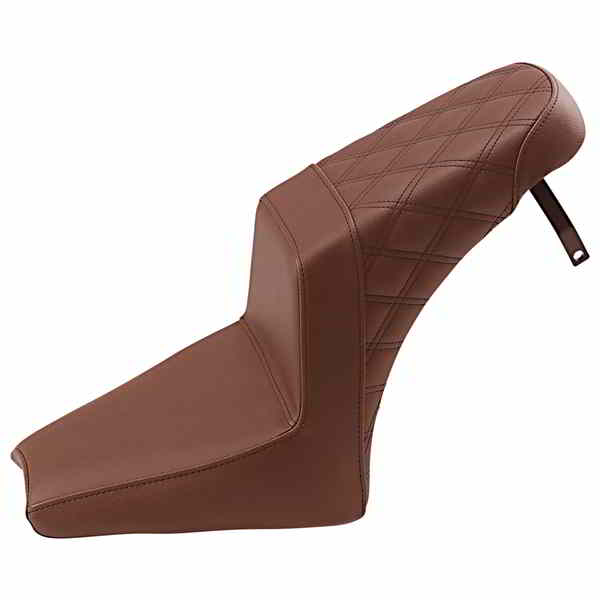 取寄せ ステップアップシート - フロントスムース/リアラティスステッチ - ブラウン - スカウトボバー サドルマン Step-Up Seat - Front Smooth/Rear Lattice Stitch - Brown - Scout Bobber I18-33-173BR DRAG 08102141｜ハーレーパーツデポ