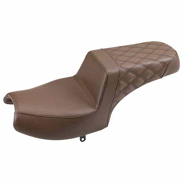 取寄せ ステップアップシート - フロントスムース/リアラティスステッチ - ブラウン - チャレンジャー サドルマン Step-Up Seat - Front Smooth/Rear Lattice Stitch - Brown - Challenger I20-06-173BR DRAG 08102177