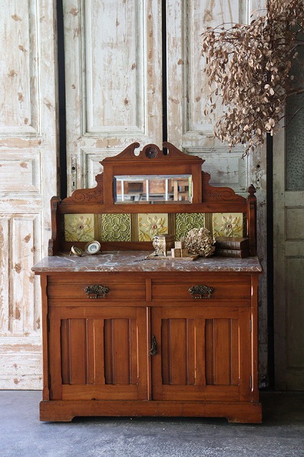 イギリスアンティークマーブルトップキャビネット！