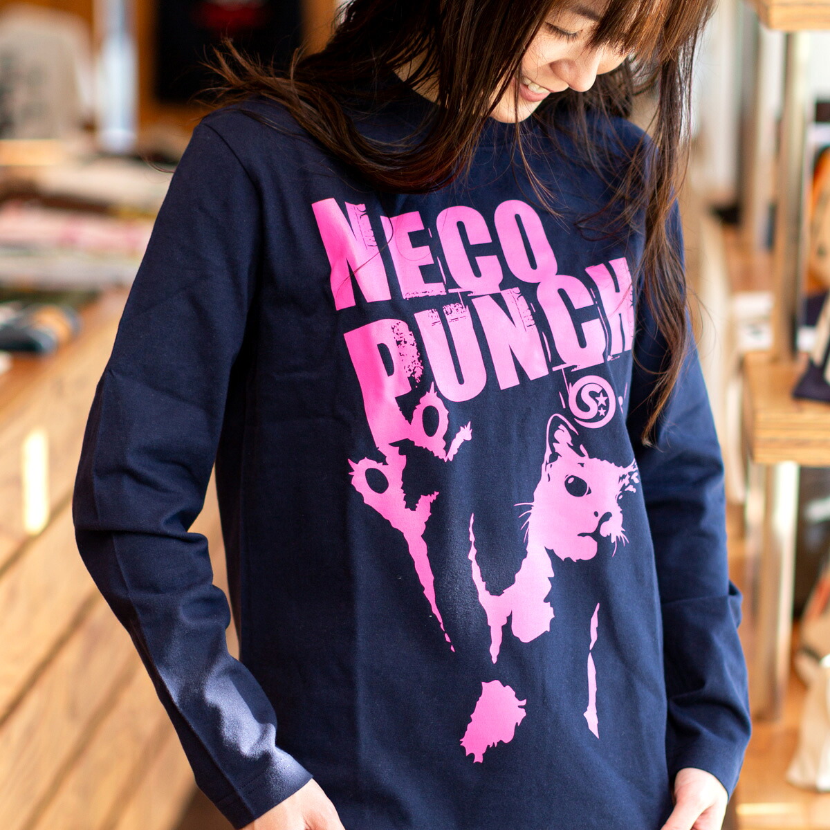 【 4/14 20時～ 最大500円OFFクーポン 】 猫 ねこ おもしろ かわいい ロンT NECO PUNCH ( ネイビー ) | ネコ 猫柄 猫雑貨 | メンズ レディース 長袖 Tシャツ | おしゃれ ペアルック プレゼント | 大きいサイズ 【メール便】 SCOPY / スコーピー