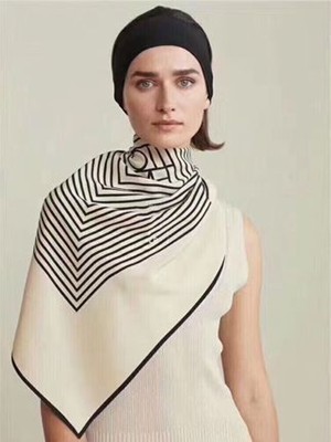 TOTEME トーテム Centered monogram silk scarf えり巻き