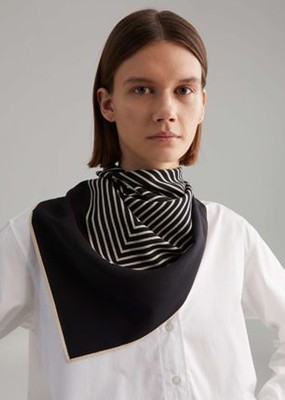 TOTEME トーテム Centered monogram silk scarf えり巻き