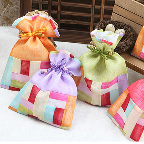 楽天市場 韓国雑貨 韓国伝統 アクセサリー 韓国伝統巾着 中 韓国伝統の模様を付けた巾着です 花の刺繍がとてもカワイイです 韓国のお土産にもピッタリ 母の日 ギフト ケイロス