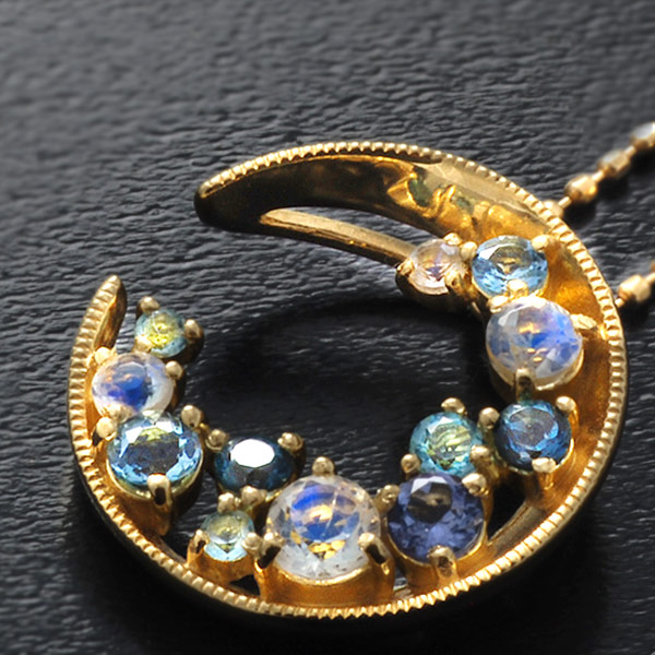 「ルナ」月 マルチカラーBlueペンダントトップ ”エルミタージュ” PT900 K18 K10対応 ご注文後弊社で金種選択に記載のある金額を加算しご連絡します