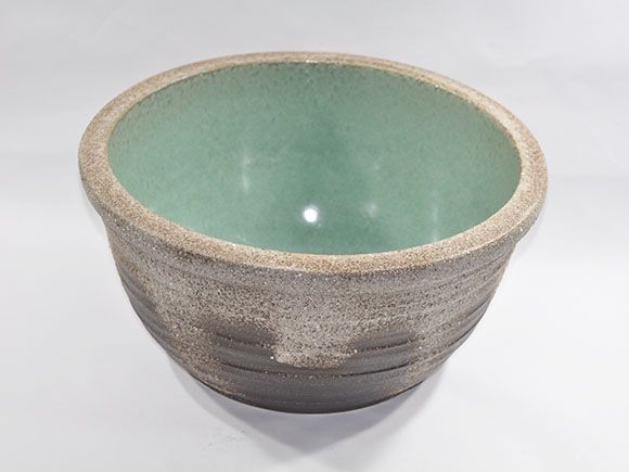 [睡蓮鉢 めだか鉢］灰釉ひねり水鉢 13号サイズ【自然 水辺 水盤 水ばん 花器 水鉢 めだか 金魚 水生植物 陶器鉢 睡蓮 池 ビオトープ】