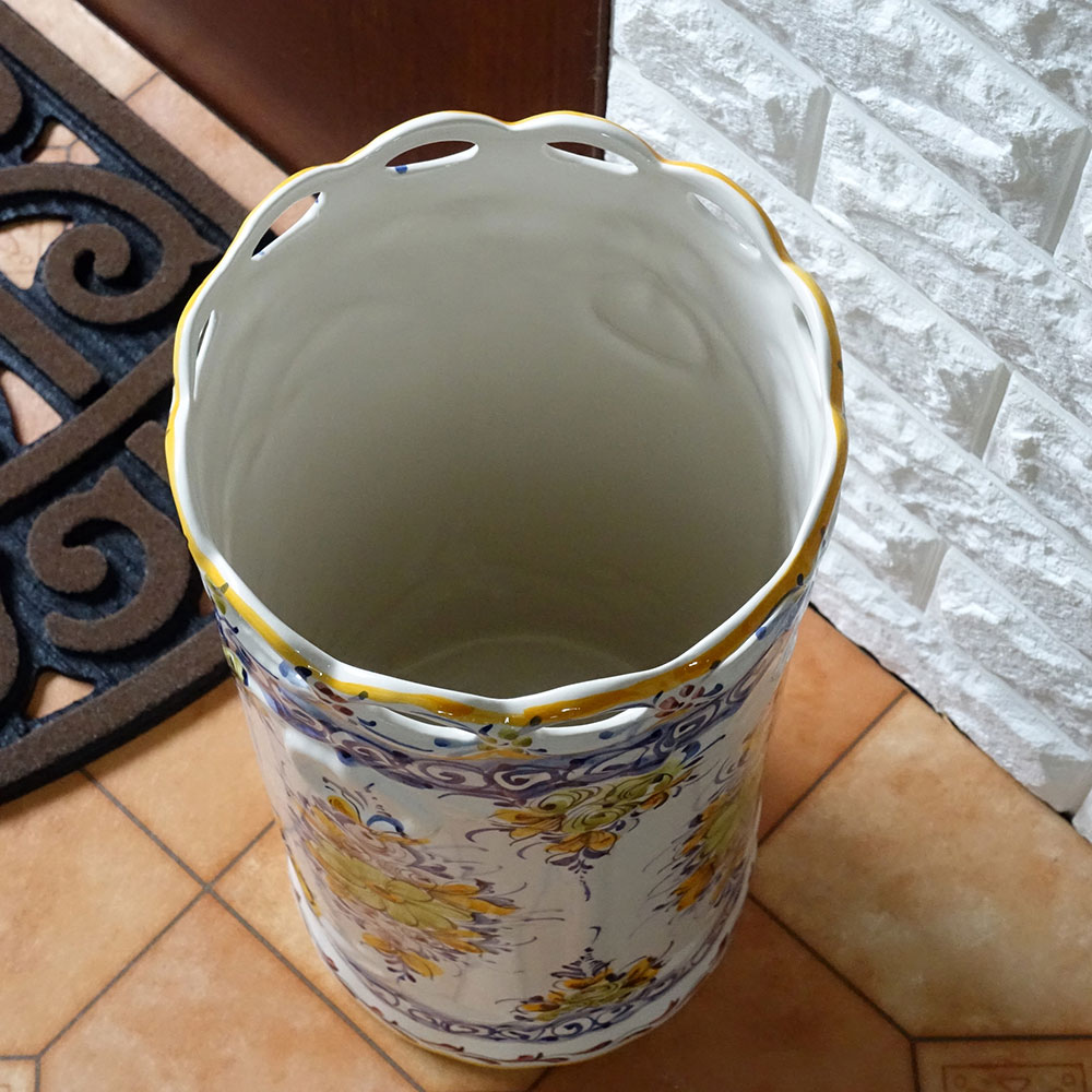 ポルトガル製 陶器 傘立て レース 花柄 マルチカラー 白 黄 青 赤 伝統 クラシック アズレージョ 幸せ レインラック 筒形 省スペース ヨーロッパ 手描き アンブレラスタンド Pfa 262y Gulbaan Com