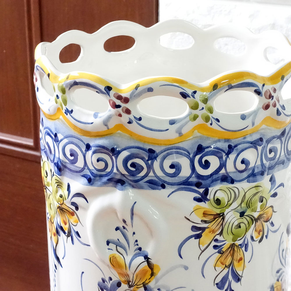 ポルトガル製 陶器 傘立て レース 花柄 マルチカラー 白 黄 青 赤 伝統 クラシック アズレージョ 幸せ レインラック 筒形 省スペース ヨーロッパ 手描き アンブレラスタンド Pfa 262y Gulbaan Com