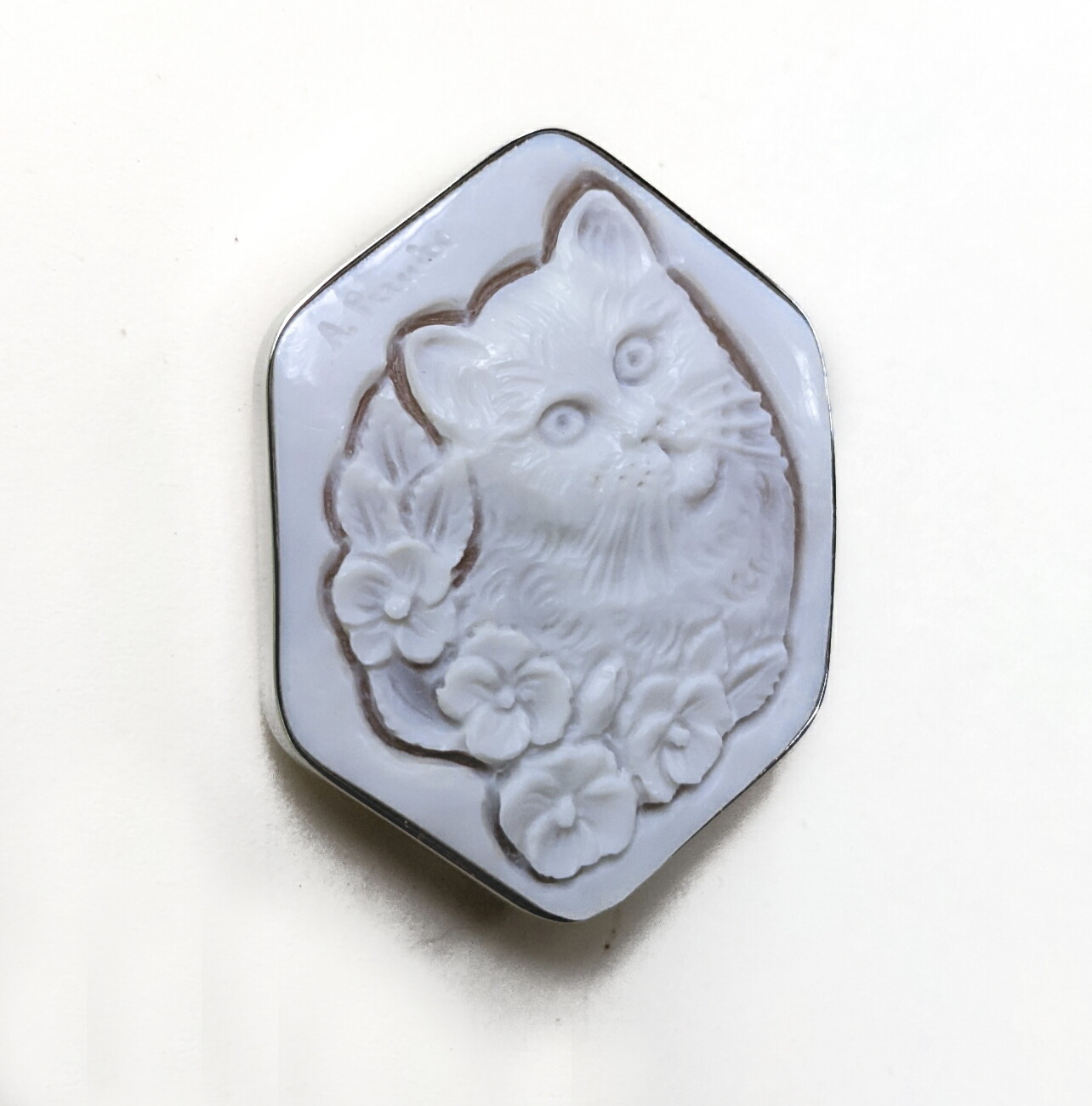 猫のシェルカメオのペンダント