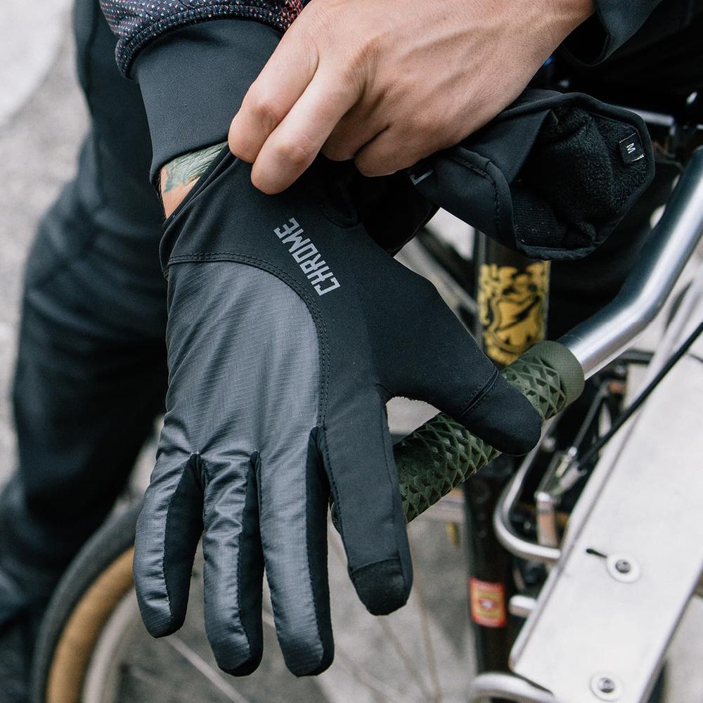 年間ランキング6年連続受賞】 CHROME クロームMIDWEIGHT CYCLING GLOVES ミッドウェイト サイクル グローブ は  掌と親指にパッドを搭載しているので 快適にハンドルバーを操作することが可能 タッチパネルに対応 頑丈かつスタイリッシュで機能的なサイクリンググローブを  ...