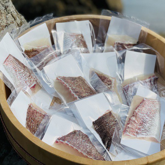 【送料無料】 百年漁師の真鯛 切身 70g×12パック 真鯛 鯛 タイ 魚 海鮮 鹿児島 おつまみ ご飯のお供 ごはんのお供 ご飯のおとも 産地直送 お取り寄せ グルメ ご当地 ご当地グルメ 食品 食材 食べ物 グルメ   ギフト プレゼント お中元 御中元 母の日 父の日