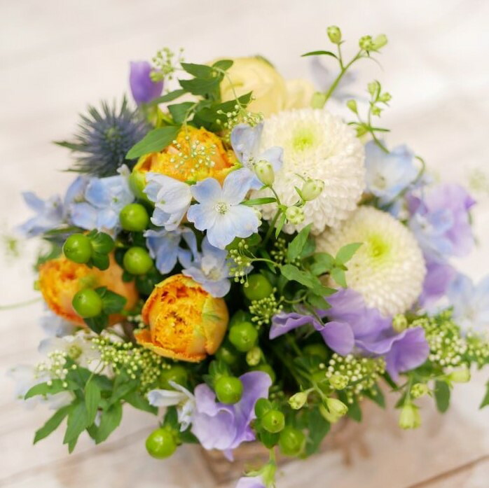 絶頂 合せ物メント お悔やみ お供え 花 編曲 フラワー ピンポンマム チューリップ ラナンキュラス アシメトリ オシャレに入眼たお悔やみのアレンジ Foxunivers Com