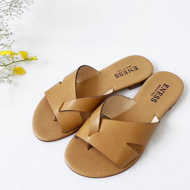 激安 即納 10 Offクーポン発行中 Eness エネス レザー サンダル レディース 本革 ぺたんこ フラットサンダル トングサンダル 靴 イタリア製 Vacch 651 Cammello 21ss 新作 国内 正規品 安心の日本製 Stjb Delasalle Fr