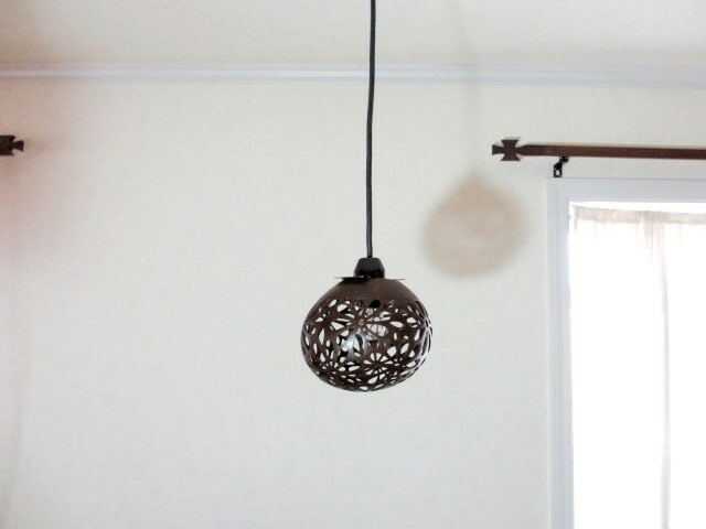 捧呈 ペンダントライト プルメリア 照明 天井 おしゃれ 花 照明器具 １灯 ライト 天井照明 ナチュラル ココナッツ バリ風 ダイニング オシャレ フラワー 花模様 モダン アジアン バリ リゾート アジアン照明 リモコン 対応 花咲く アート 影模様 ランプココランプ