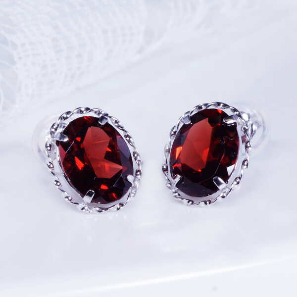 18金ホワイトゴールド ガーネット ピアス オーバルミックス 計2.6ＣＴ 1月誕生石 IA269　ギフト　結婚式｜I Love ジュエリー