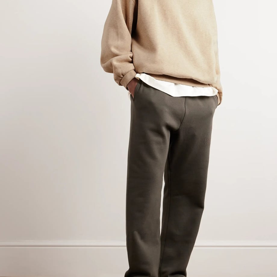 FEAR OF GOD/ロゴアップリケ スウェットシャツ ブラウン ESSENTIALS FEAR OF GOD(エッセンシャルズ フィア オブ ゴッド
