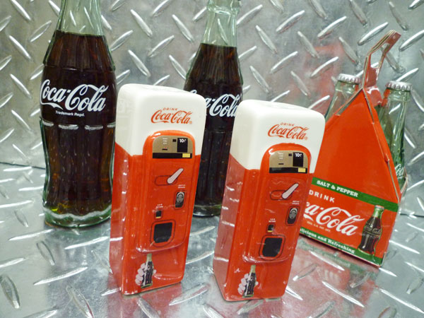 楽天市場 コカコーラ Coca Cola ビンテージ ドリンクマシーン型 ｓ ｐセット ソルト ペッパー 調味料入れ Coca Cola Coke コカコーラグッズ ブランド キッチン雑貨 ラヴィアンローズ アメリカン雑貨