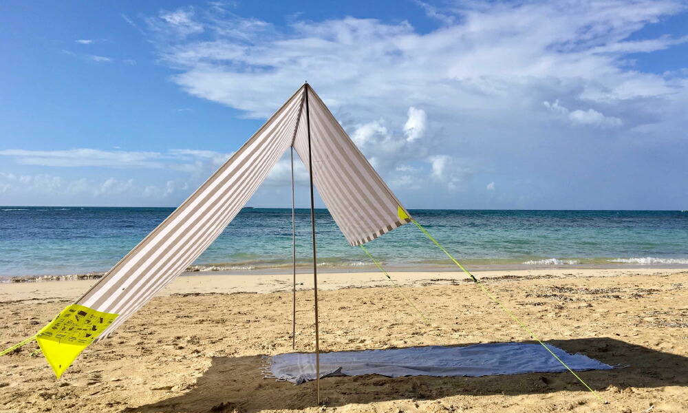 Fatboyファットボーイ Beach Tent ビーチテント White Brown ホワイト ブラウン ストライプ 縞々 縞模様 Miasun Biarritz おしゃれ 海外 Uvカット 日焼け止め かわいい 公園 海 お庭 ピクニック キャンプ アウトドア Instagram 折畳み ポーチ 収納 砂浜 日光浴 日よけ