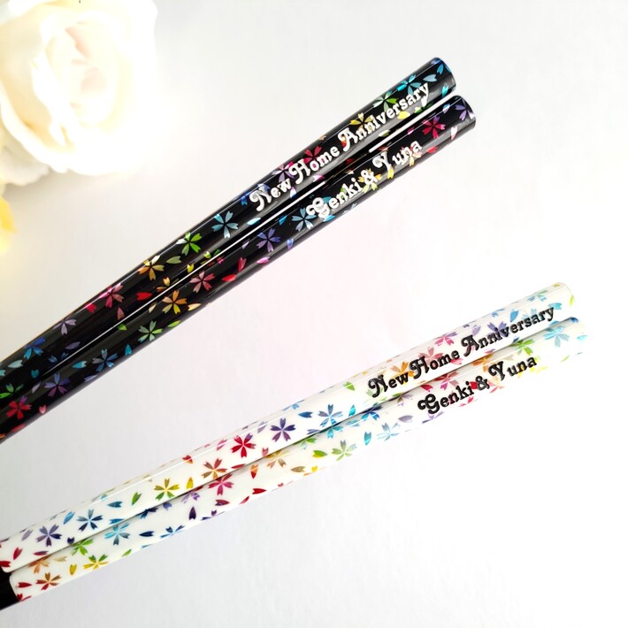 楽天市場 恋桜 夫婦箸 名入れ 箸 黒 白 名前入り お箸 プレゼント カップル お祝い 誕生日 メッセージ おしゃれ 送料無料 セット 洋風 キラキラ 英語 ネーム 彫刻 かわいい なまえ 桜 花 誕生日プレゼント 刻印 新生活 お揃い Lulu Handmade Gift And