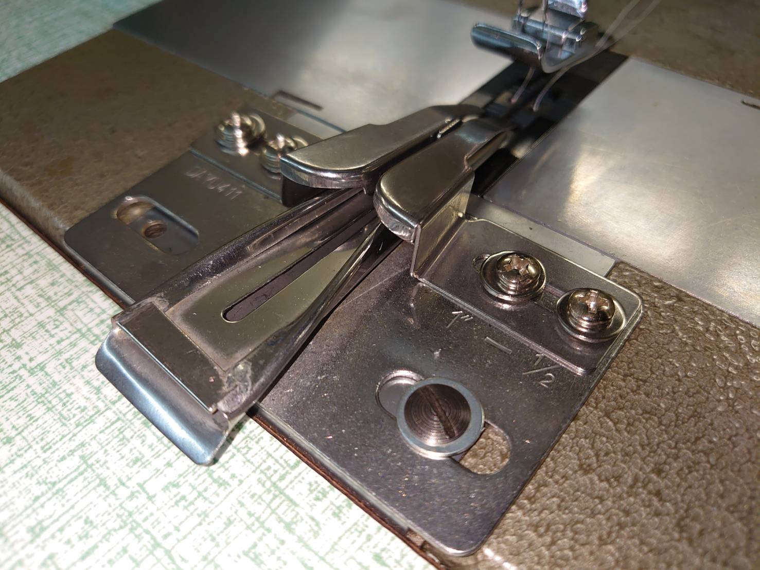 SSM-DY441 帽子用ラッパ テープ幅26mm仕上がり幅約14mm 各メーカー2本針ミシンに取り付けてお使いください。縫い見本作成費は無料ですが、返送は着払いとなりますので、その点お含みください。