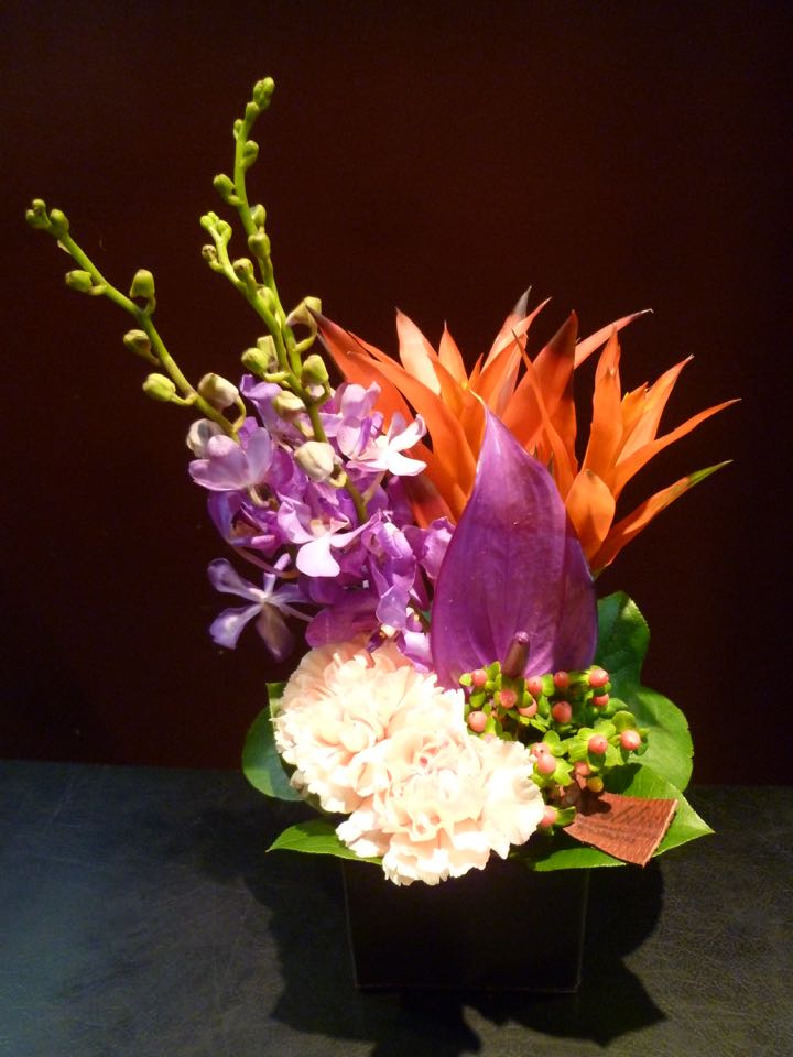 アレンジメント グズマニア アンスリューム モカラ ヒペリカムカーネーション レモンリーフ Gmofwi Com
