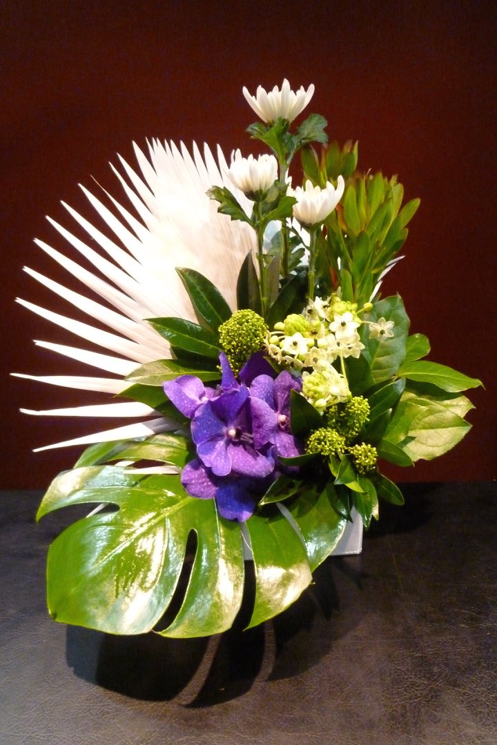 アレンジメント ビロウヤシ バンダ オーニソガラム スキミア リュウカデンドロン モンステラ Corcoranglass Com