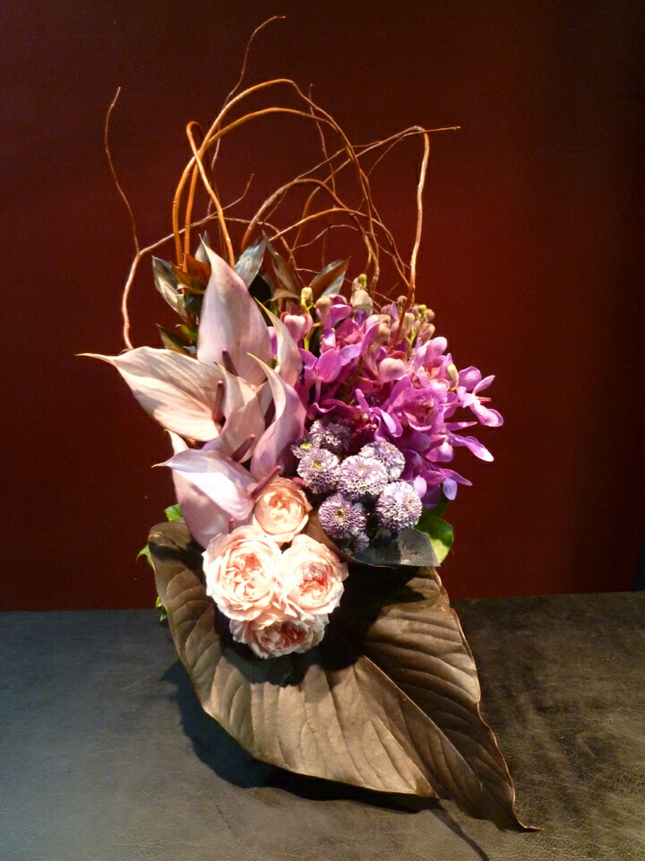 アレンジメント アンスリューム おしゃれ こだわった花材 兵庫 フラワーアレンジメント 個性的 カッコイイ シック 渋い 珍しい花材 染めたスプレーマム 染めたスプレーマム 菊 アレンジメント 花屋 アンスリューム モカラ 生花バラ アンスリュームの葉 ドラゴン柳