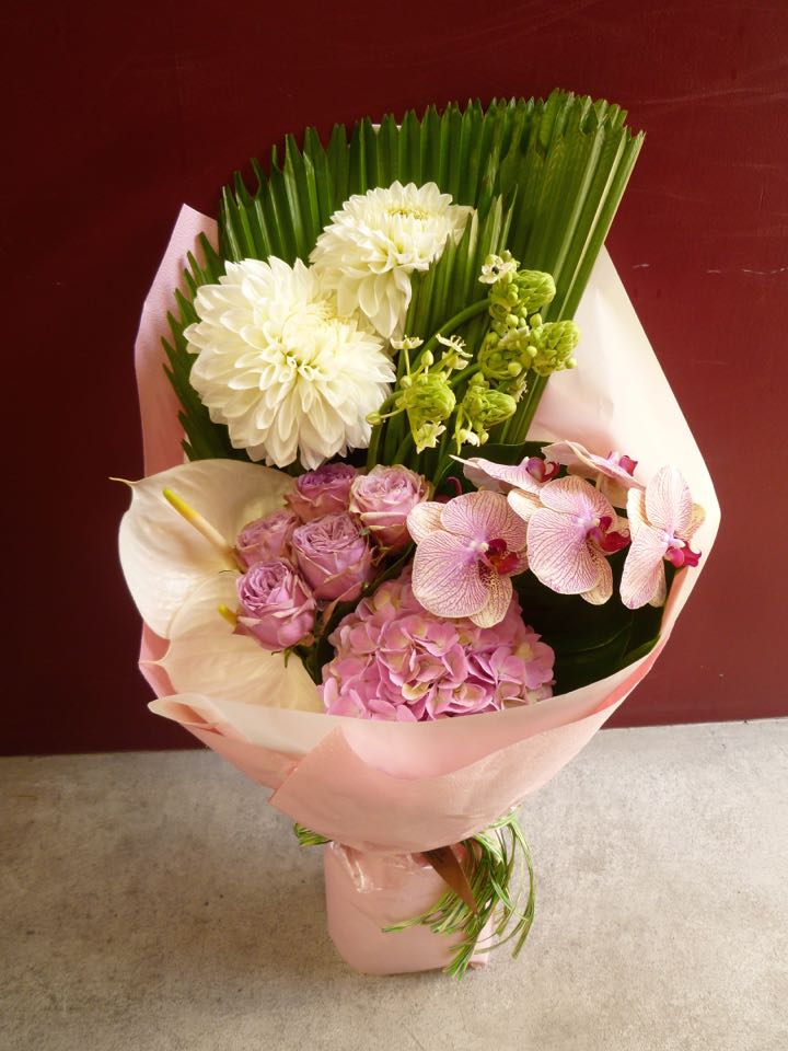 Mobbs 花 観葉植物 花屋 ウチワヤシ 生花 花 花束 淡い 白 ピンク ファレノプシス 胡蝶蘭 ファレノプシス バラ ダリア アジサイオーニソガラム アンスリューム ウチワヤシ モンステラ Mobbs
