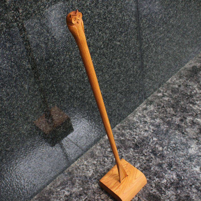 靴べら ロング 木製 木彫 ふくろうの靴べら ケヤキ 70糎大きさ 角形照明ランプ付き添い人・革吊りひも付き添い人 台大きさ：幅10×奥ぶかさ11×高さ4.3糎 油絵の具完成（KREIDEZEIT)  日本製 伊川刻みつける店 縁起物 梟 梟 福来郎 不取りくむ 部屋の入り口 言い慣わし芸術 純乎たる 刻みつける