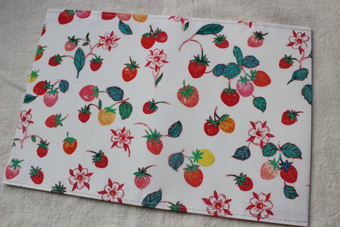 文庫本 ブックカバー Toconuts いちご おしゃれ おしゃれで可愛い柄がたくさんありますよ かわいい イチゴ トコナッツ プリント生地 差し込むだけの簡単セット 布生地 布製 文庫サイズ 苺 人気ブランドを おしゃれ
