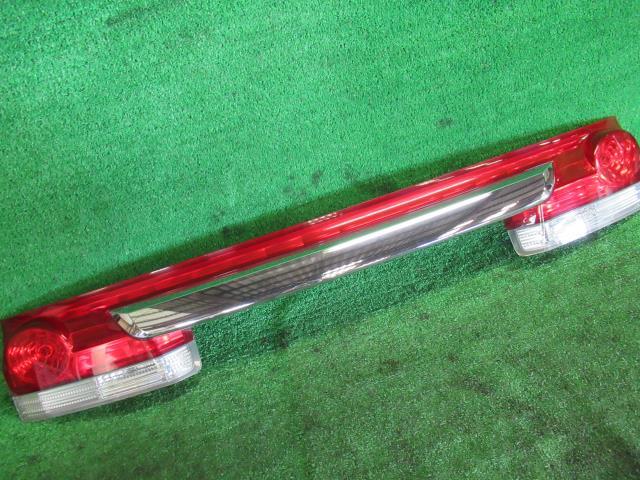 【中古】ホンダ　ステップワゴン　RG1　リアフィニッシャーパネル　33701-SLJ-013　カラーナンバー　NH624P　ﾌﾟﾚﾐｱﾑﾎﾜｲﾄﾊﾟｰﾙ