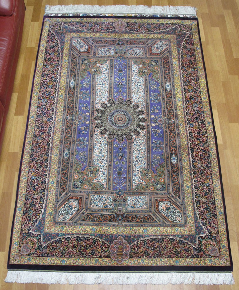 21年春夏再入荷 高級 ペルシャ絨毯 シルク 100 イラン クム産 手織り 221 136cm ジャムシーディ 工房 おしゃれ モダン クラシック リビング ダイニング 寝室 和室 インテリア 床暖房 ホットカーペット対応 じゅうたん ラグ 紫 花柄 メダリオン 伝統 サイン 入り