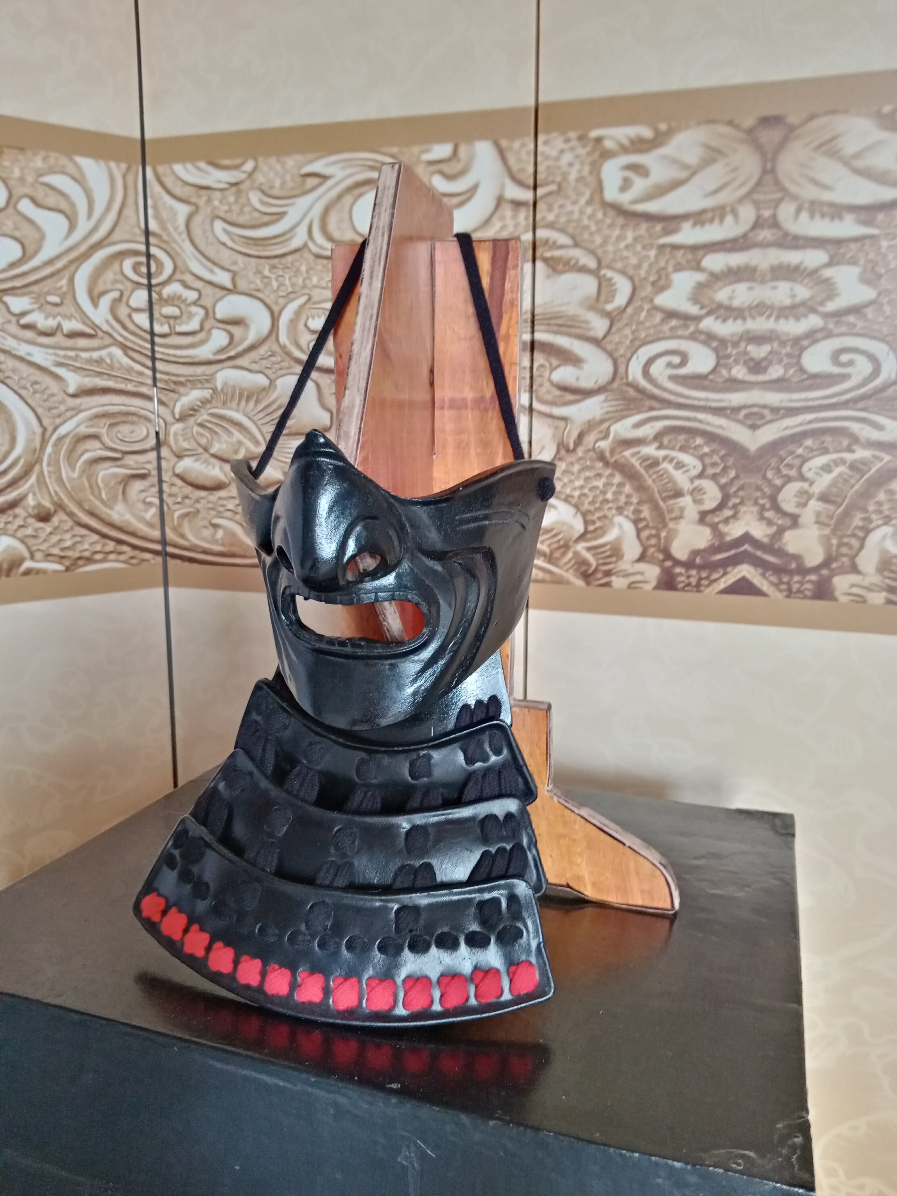 楽天市場 面頬 日本甲冑 着用 検 武具 甲冑 兜 鎧部品 江戸時代 戦国 軽量甲冑 大人用 甲冑部品 コスチューム Cosplay服装 時代劇 演出服 お祝い お祭り 黒 パドルボックス楽天市場店