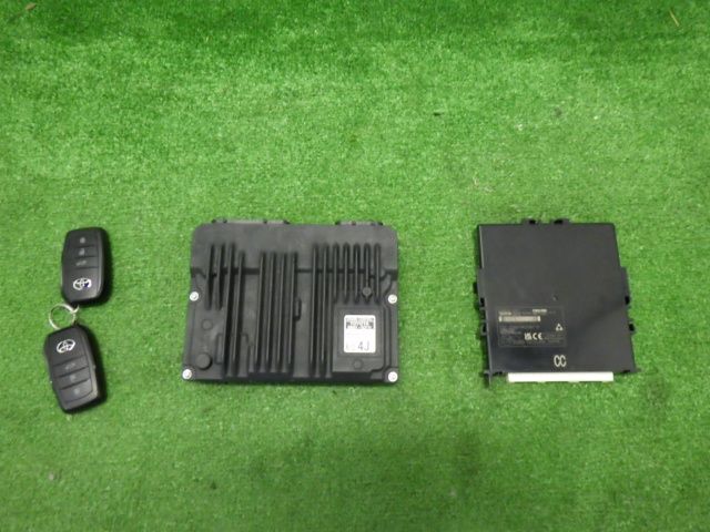 ★ヤリスクロス 5BA-MXPB10 Z M15A-FKS 2WD★エンジン　スマート キー コンピューター キー セット 純正 中古 89661-5CF11