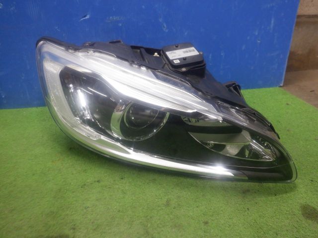 ★ボルボ S60 FD LDA-FD4204T D4クラシック 後期★右ヘッドライト HID