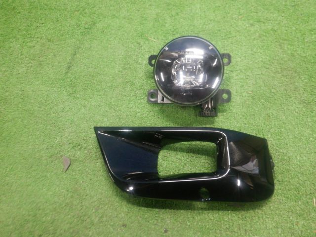★DSオートモビル DS7 クロスバック 3DA-X74AH01 グランシック ブルーHDi 前期★左フォグランプ 9826960480