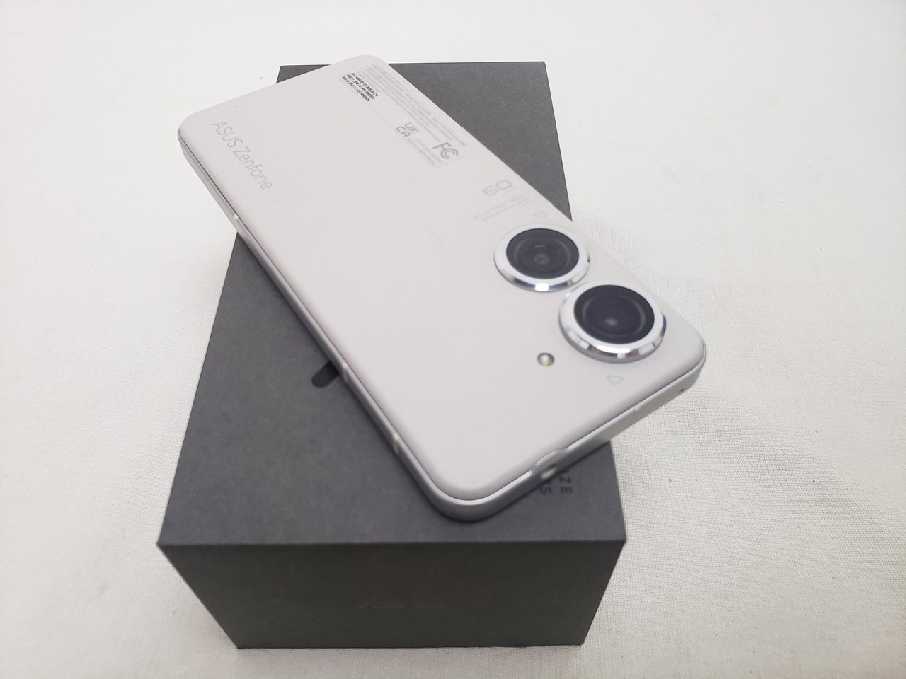 (中古) Zenfone9 8GB/256GB  月明かり白いこと/ZF9-WH8S256 【国内版 SIMFREE】、SIM無償性