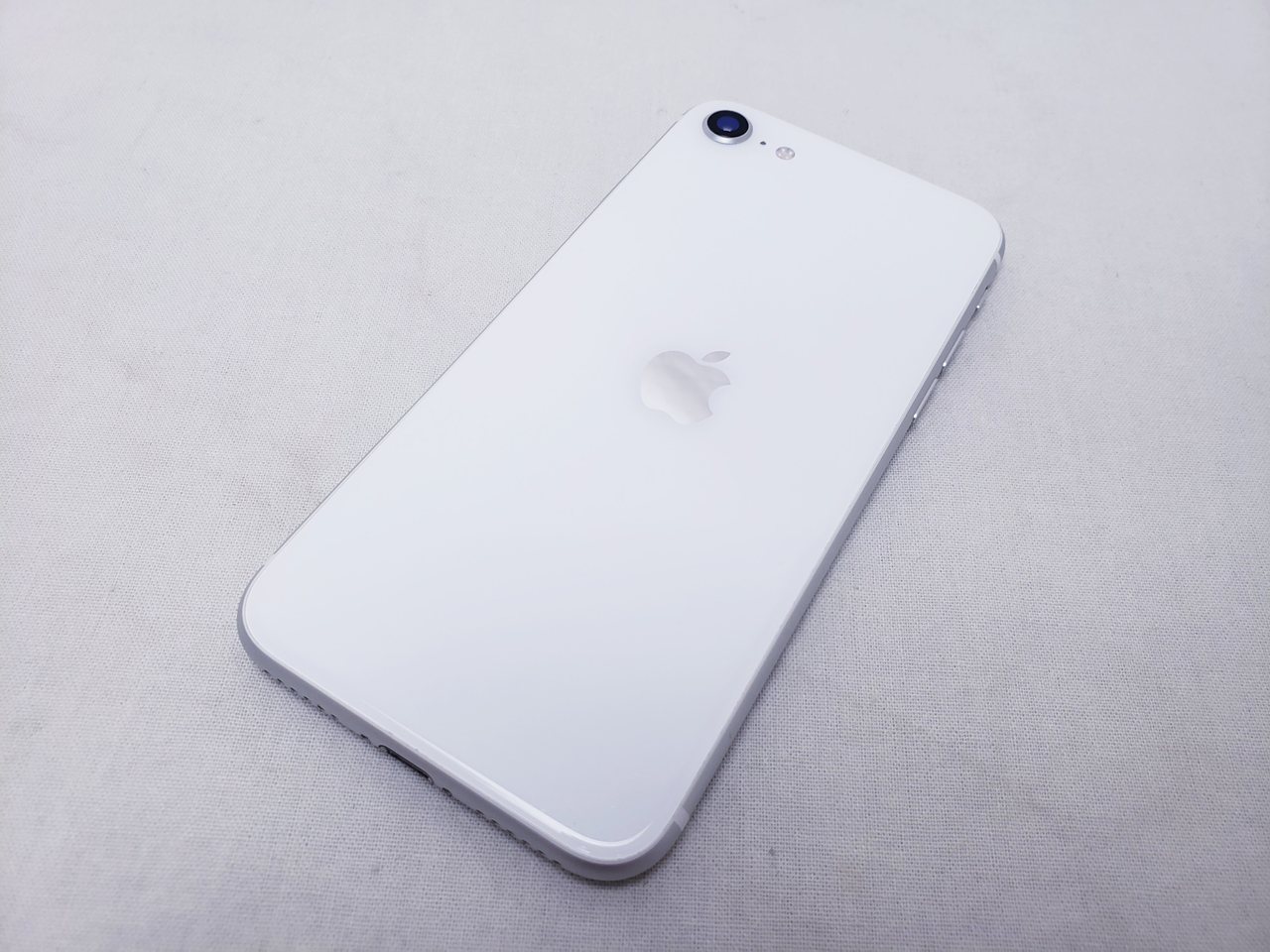 (中古) iPhoneSE (第2世代) 64GB ホワイト MHGQ3J/A 【SIMロック解除品】、au|PCワンズ