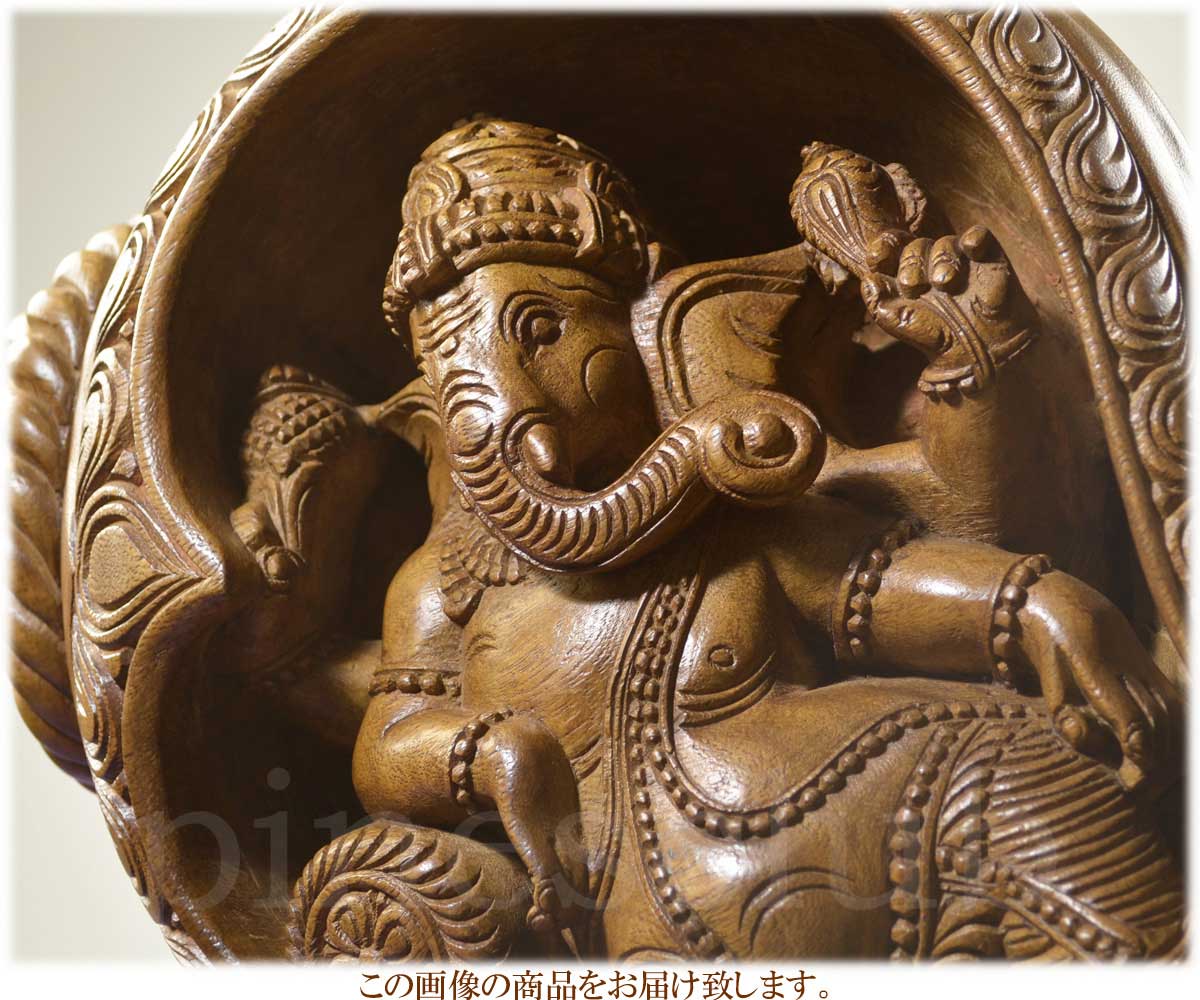 ほら貝の中のガネーシャ 高さ約43cm 重さ約10 4kg インドの象の神様 重さ約10 4kg ドクラ 置物 木像 木像 Wgo 095 インド ラクダ隊商パインズクラブインドの木工芸品 ほら貝の中で寝そべるガネーシャの木像です 曲線がとても美しいデザインの最上級品です 手彫りの一点