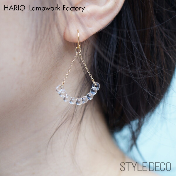 楽天市場 Hario Lampwork Factoryハリオ ピアス アール Haw R 002 雨上がりの雫のようサイズ ガラス 約28 14mm チェーン長さ 約30mm素材 硬質ガラス 真鍮 ゴールドメッキ シリコーンゴム製キャッチ付き同デザインのイヤリングもあります スタイルデコ