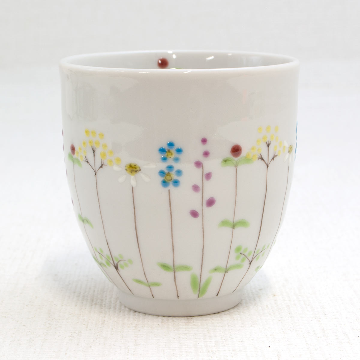 4. メルヘンな可愛らしさが感じられる作品「色絵遊 小高裕子 湯呑 花の小路」